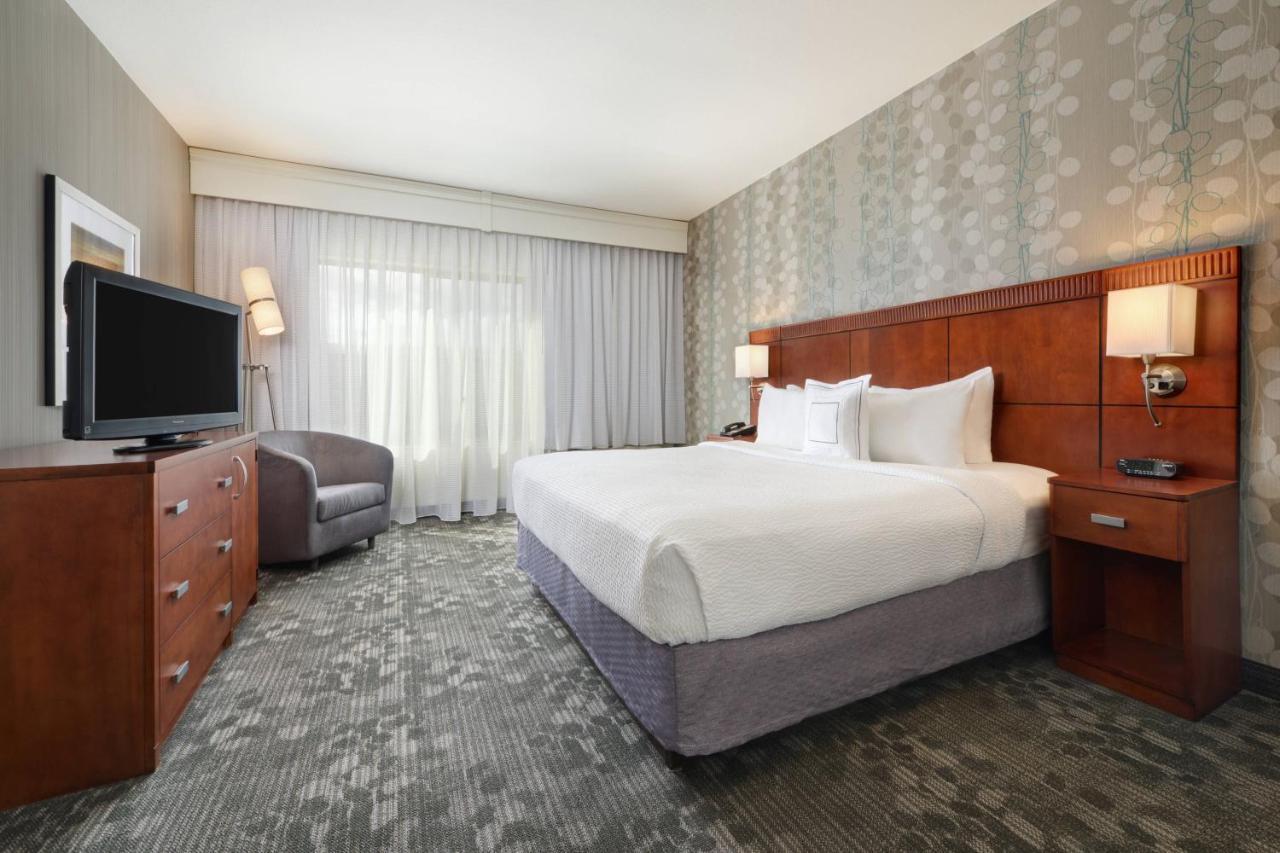 1 Bedroom Executive Suite 1 King Sofa bed,1617462749:JPEG